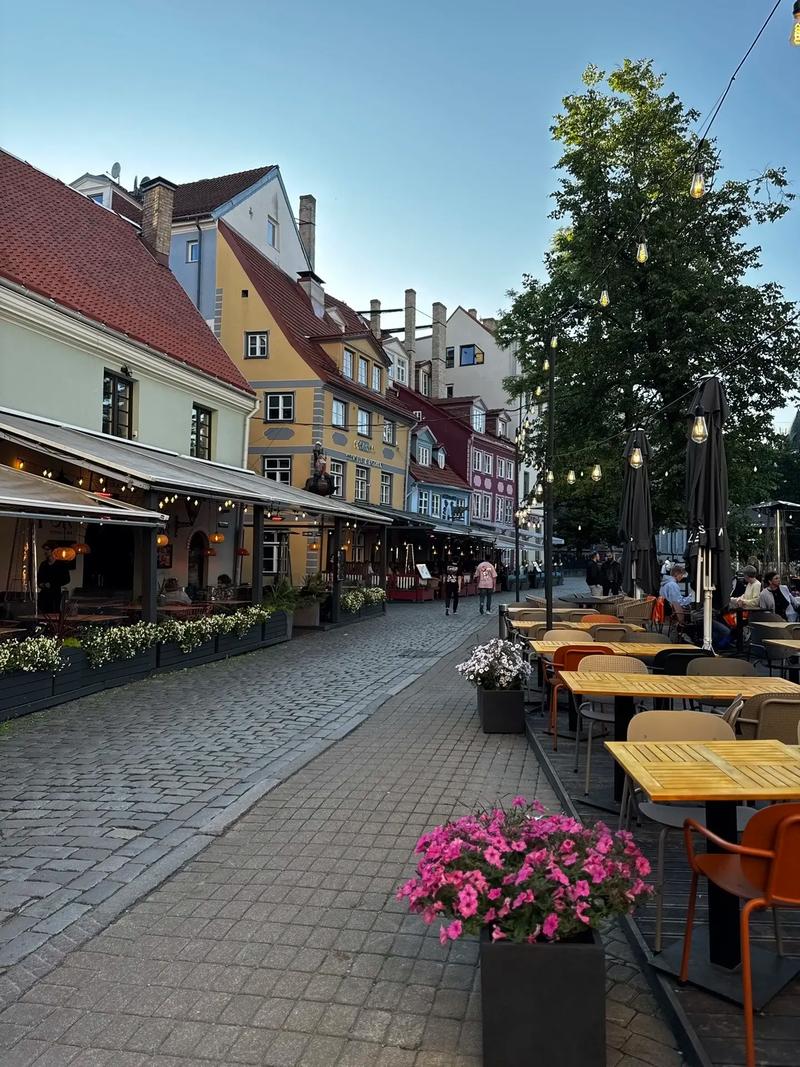 拉脱维亚夏季气候宜人，来里加漫步老城尝海鲜邂逅清凉雨